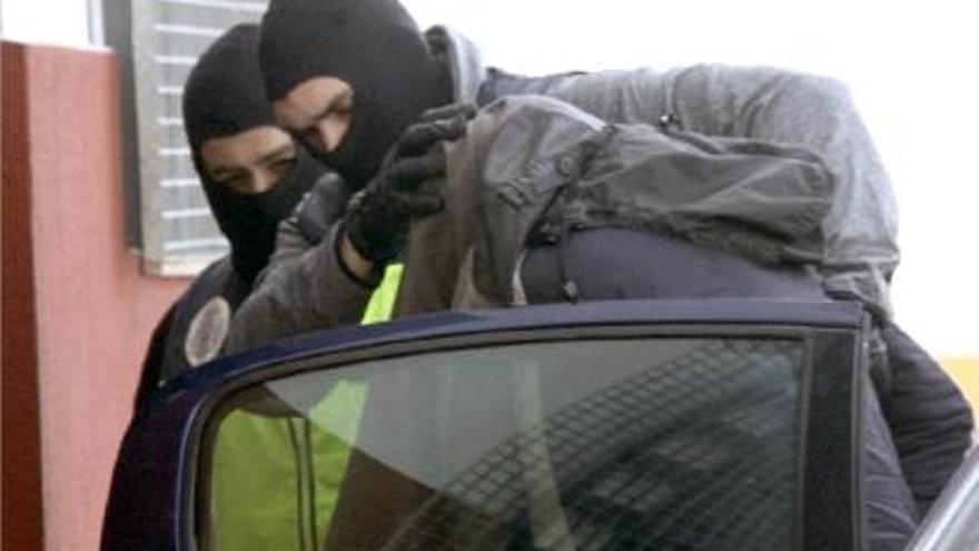 Dos agents introdueixen un dels detinguts en l&#039;operació a Ceuta en un vehicle policial.