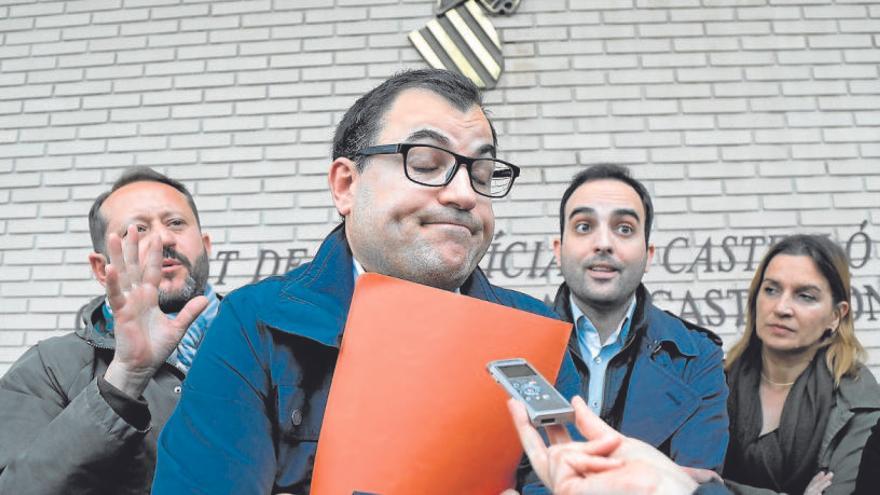 Jesús Merino, ayer en las puertas de la Ciudad de la Justicia. carme ripollés