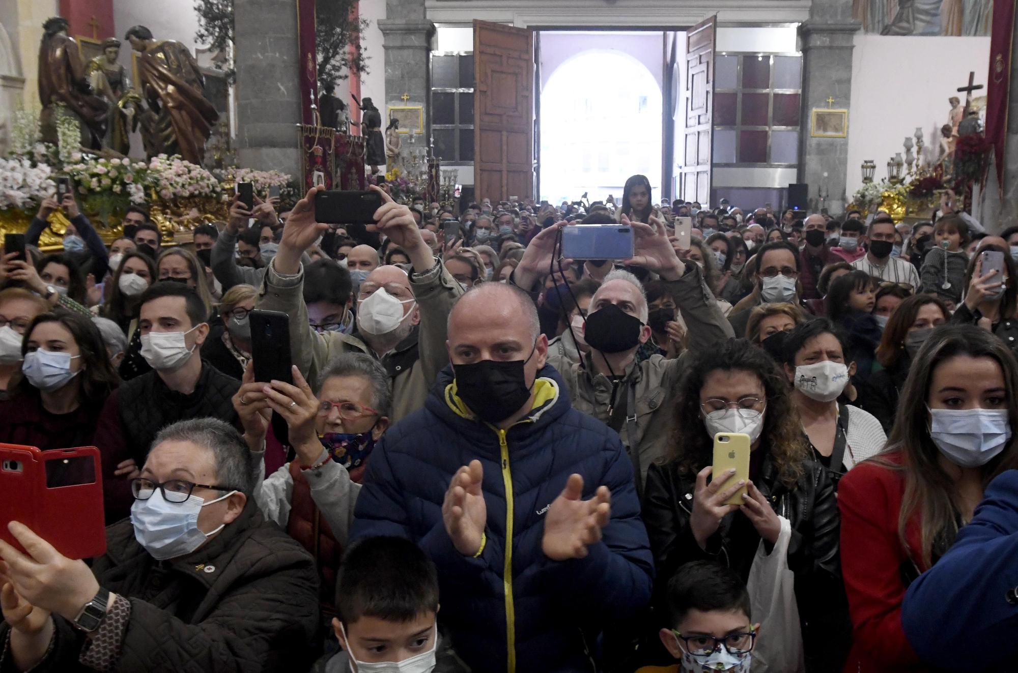 Descendimiento y besapiés del Cristo del Perdón en Murcia