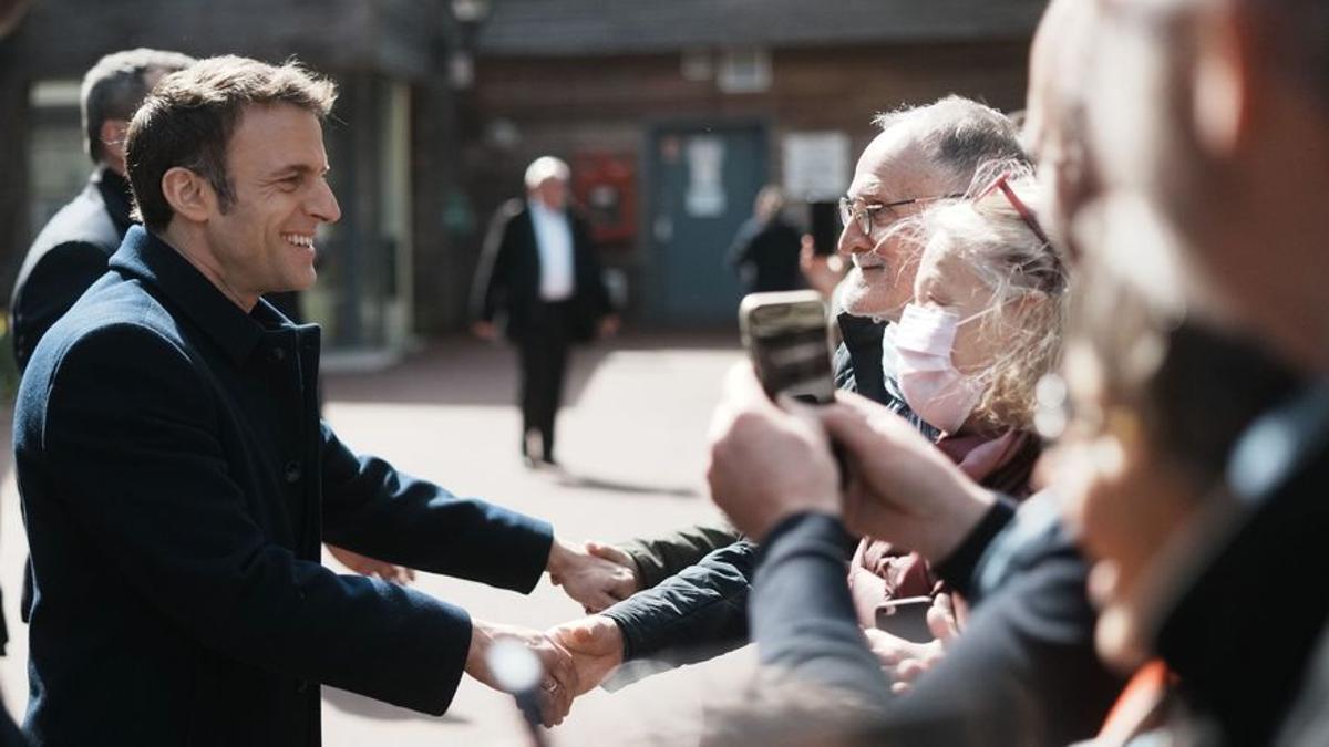 El presidente de Francia, Emanuel Macron, se acerca a sus votantes.