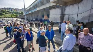 Largas colas en el Carlos Tartiere por una entrada para el play-off azul: "Es hora de volver a Primera"
