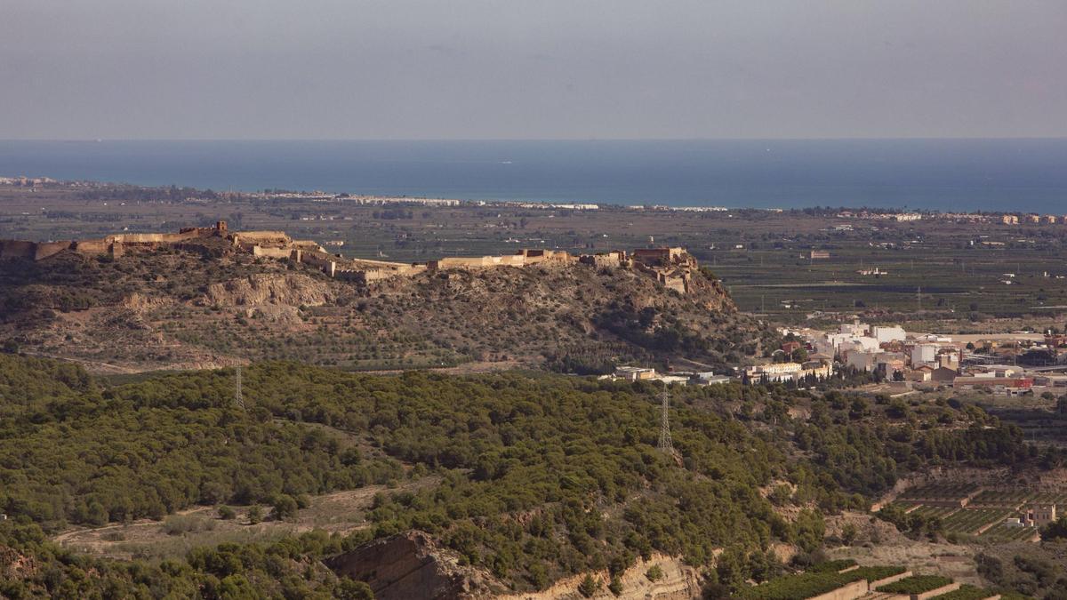 Vista del Castillo de Sagunt que permite apreciar sus enormes dimensiones.