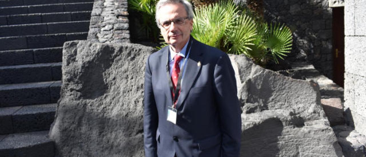 Rafael Matesanz, ayer, en el Monumento al Campesino tras la conferencia que impartió en las Jornadas Elevados al Éxito.