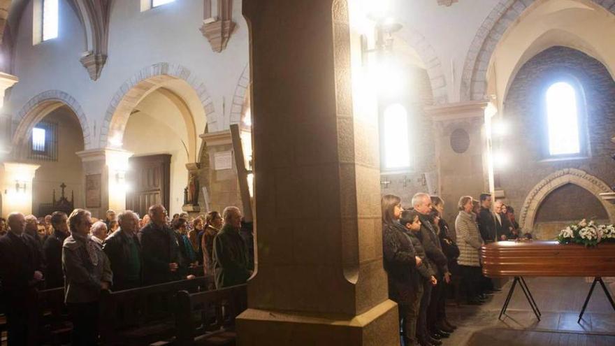 Familiares y amigos, ayer, en el funeral, ante el féretro de Luis Díaz, en la iglesia de San Tirso.