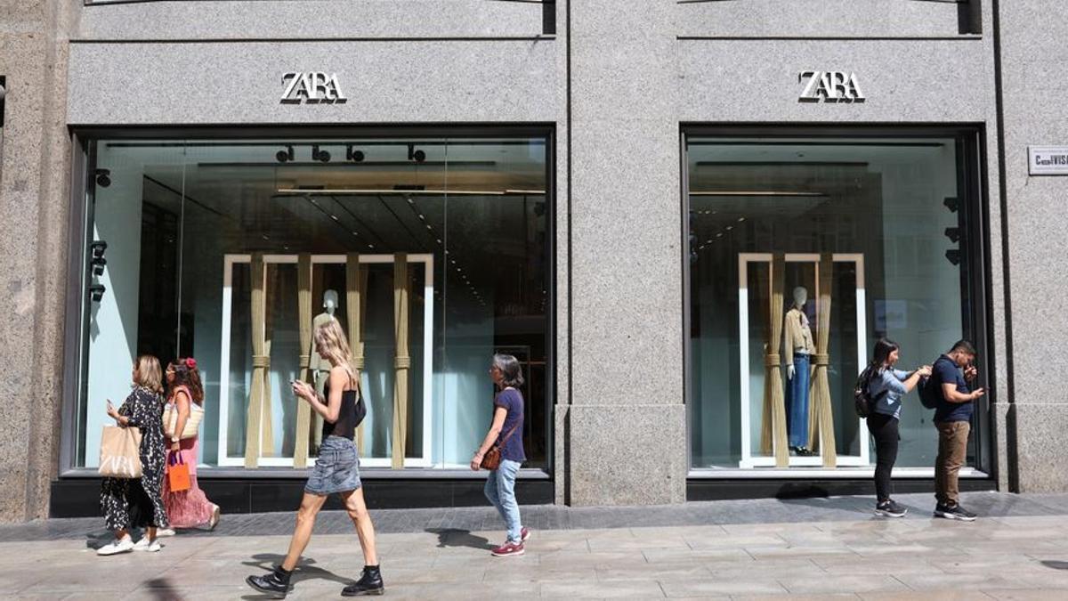 Colas kilométricas mañana en Zara para conseguir las zapatillas (clon de las Adidas Samba) por solo 5 euros: la tienda insignia del Grupo Inditex revienta los precios con el final de sus rebajas