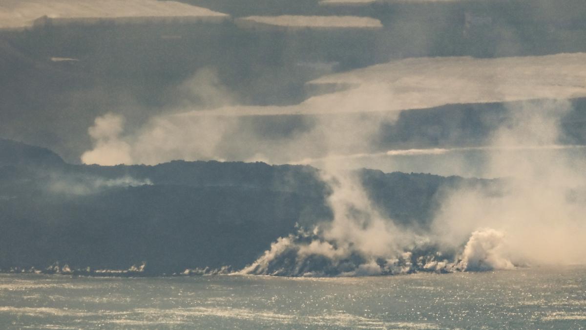 La lava de la erupción volcánica de La Palma cae al mar