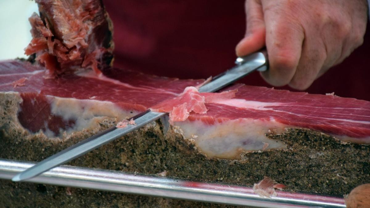 Demuestran que el corte manual del jamón ibérico preserva su calidad