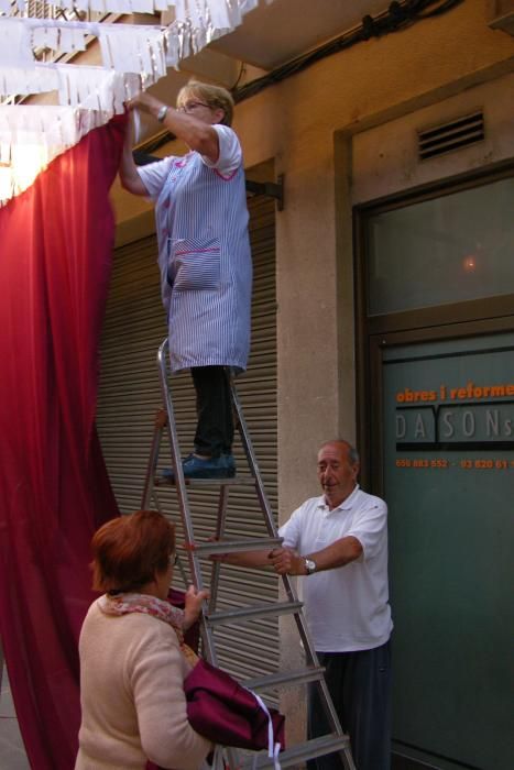 Els veïns preparant les decoracions dels carrers