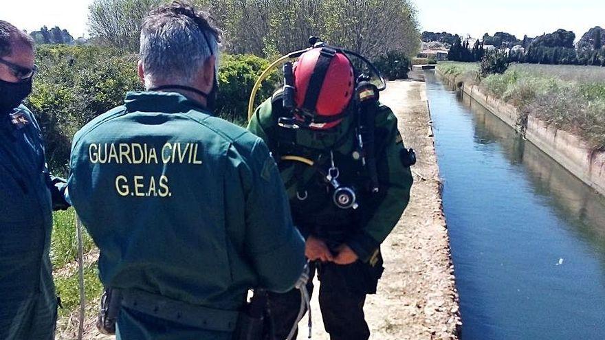 Agentes del GEAS, durante el rescate del cadáver