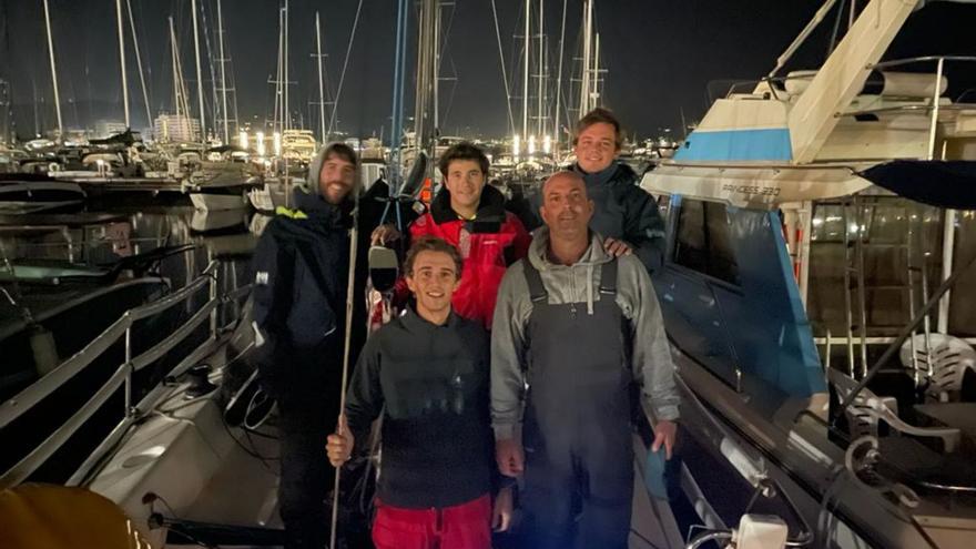 La tripulación vencedora del ‘Nàutic Café del Mar’ tras arribar a Sant Antoni.