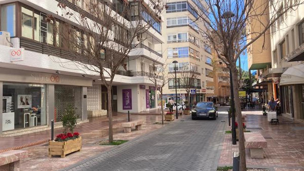 Un tramo de la calle Alonso de Bazán, en el centro urbano de Marbella.
