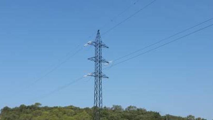 Torre d&#039;alta tensió a Juià que enllaça la línia fins a Bellcaire.