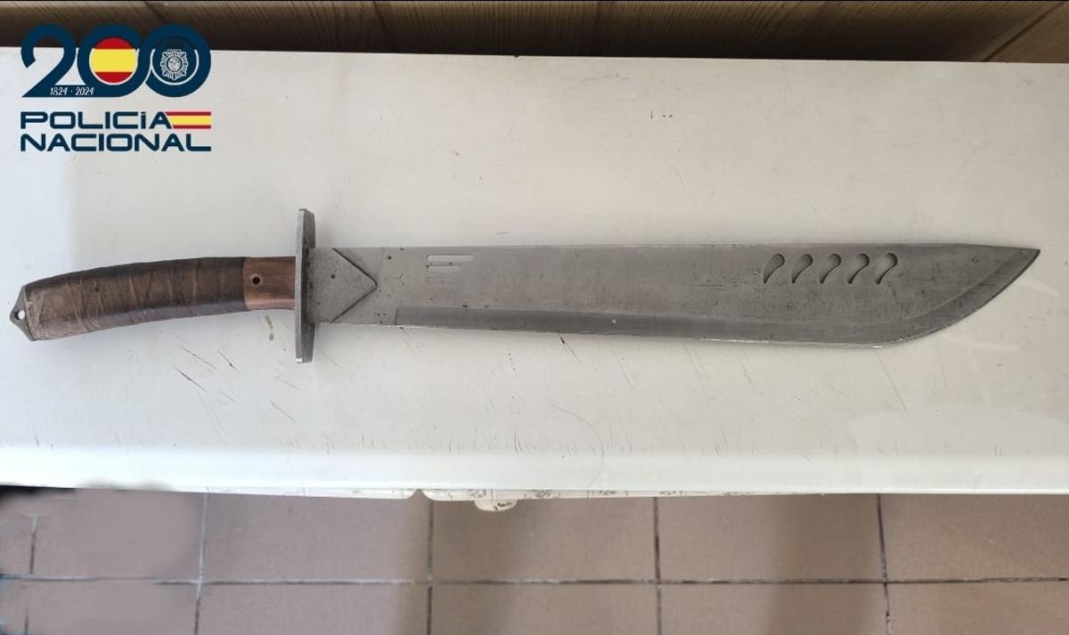 Machete de 60 centímeros intervenido en una da las viviendas de los traficantes de droga.