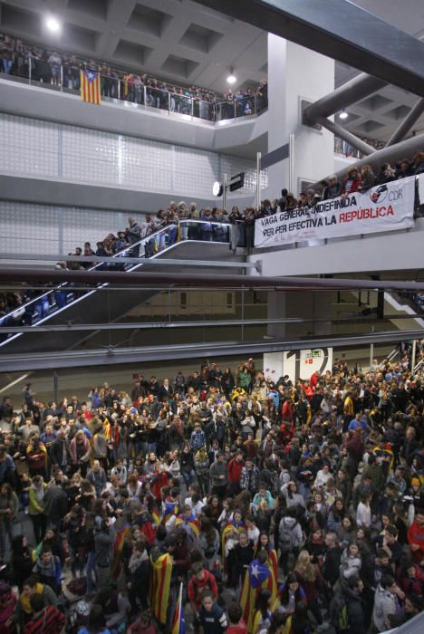 Manifestants tallen les vies del TAV a l'estació de Girona