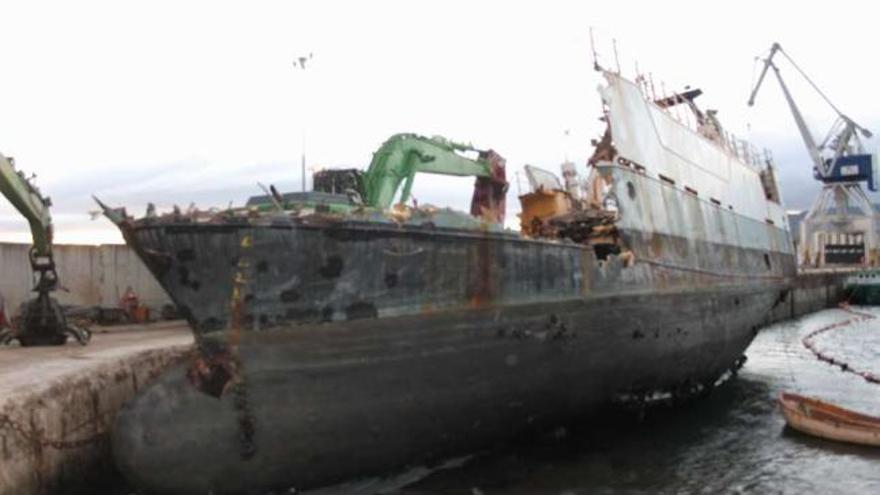 Desguace de un barco de la flota cefalopodera en Mauritania, en Marín.  // Santos Álvarez