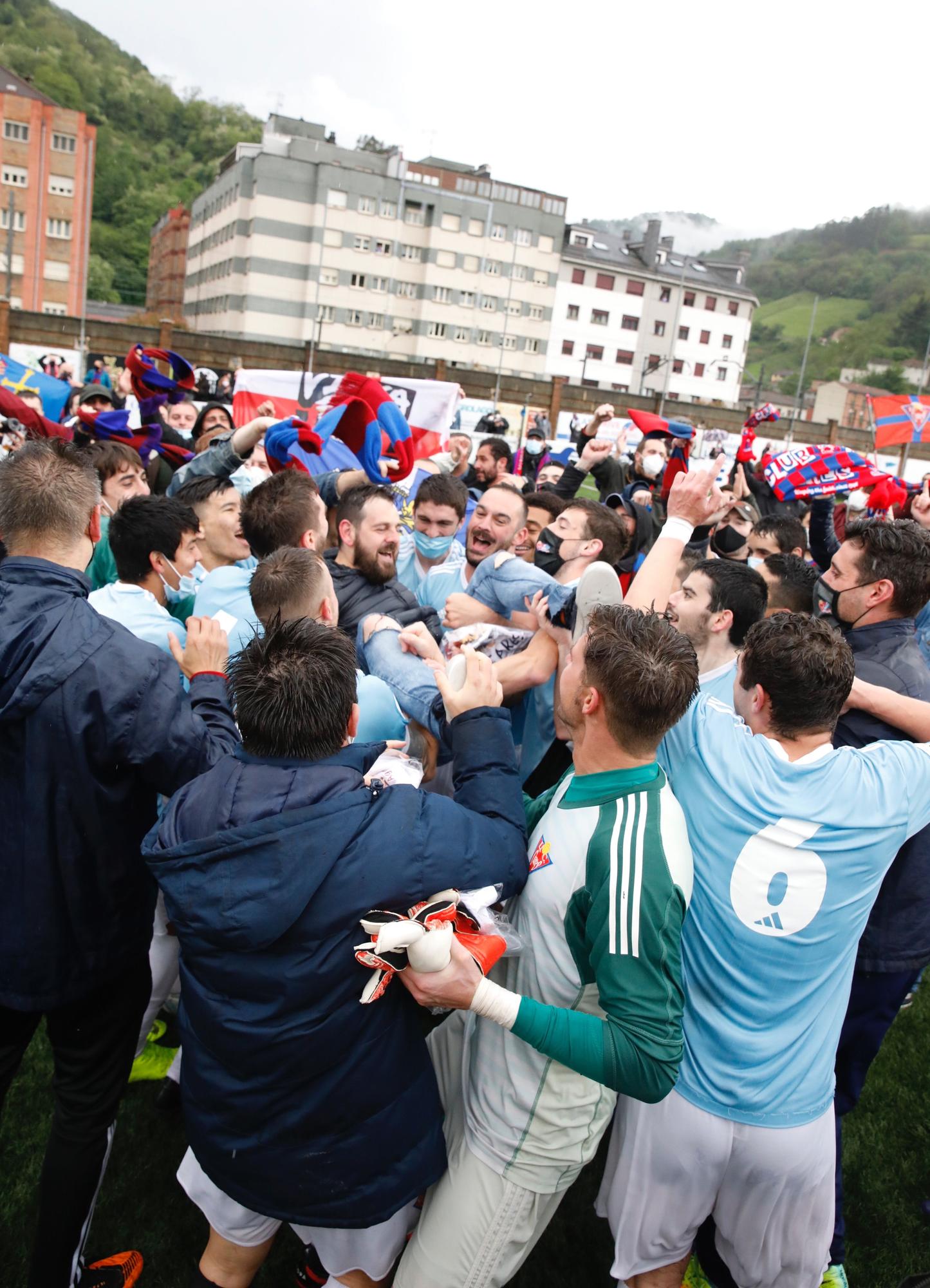 Las mejores imágenes de la jornada de Tercera División: Ceares y Llanera sacan un billete a Segunda RFEF