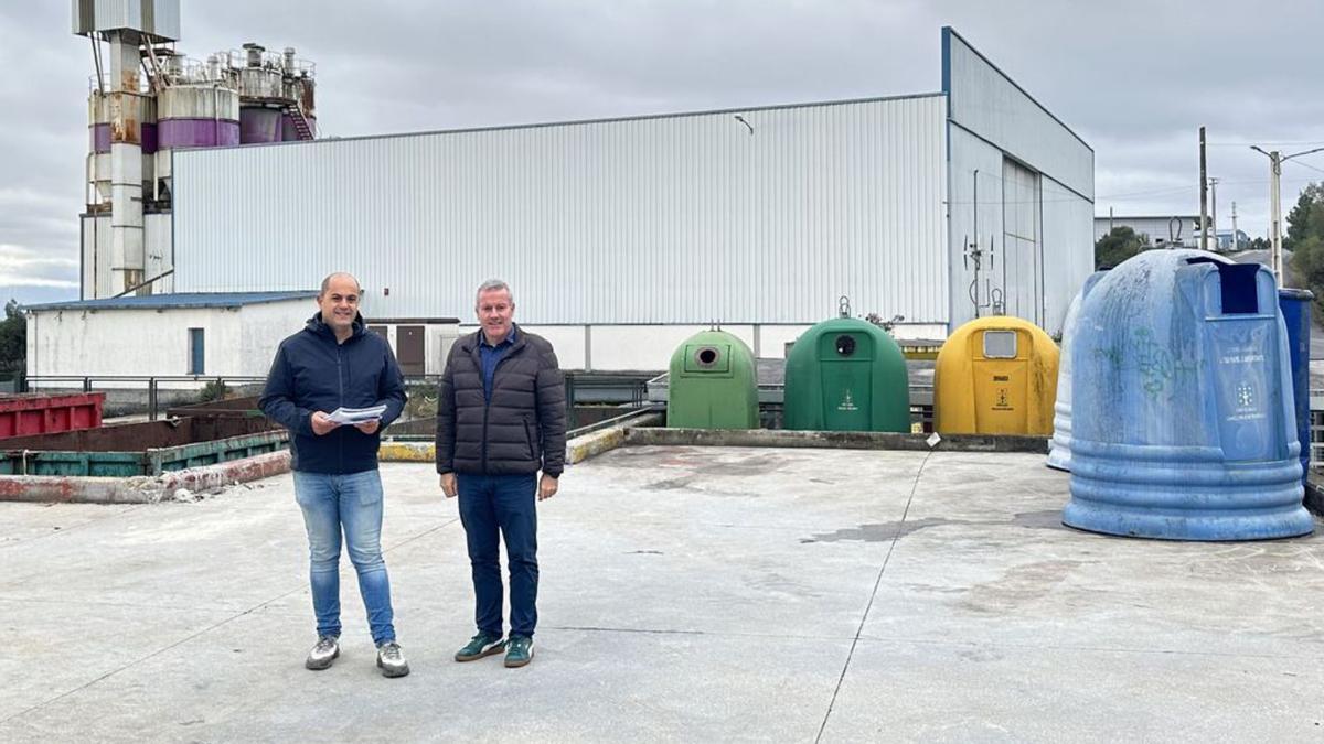 El alcalde, Luis Piña, en el Punto Limpio Municipal de A Cañiza.
