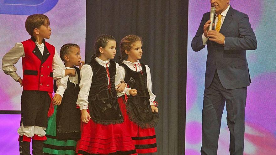 Xosé Ramón Gayoso, cun grupo de nenos, durante un programa de &#039;Luar&#039;.