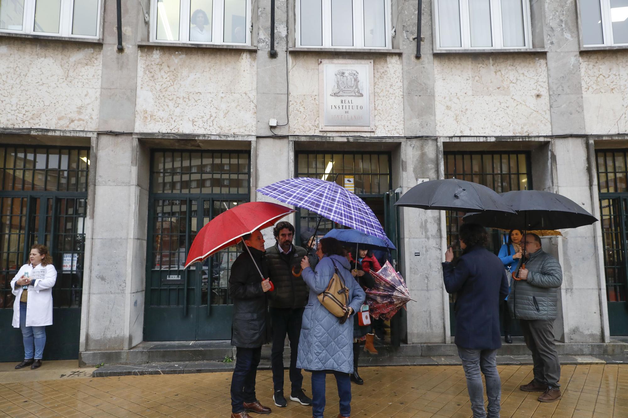 EN IMÁGENES: Decenas de profesores se manifiestan en Asturias contra la LOMLOE