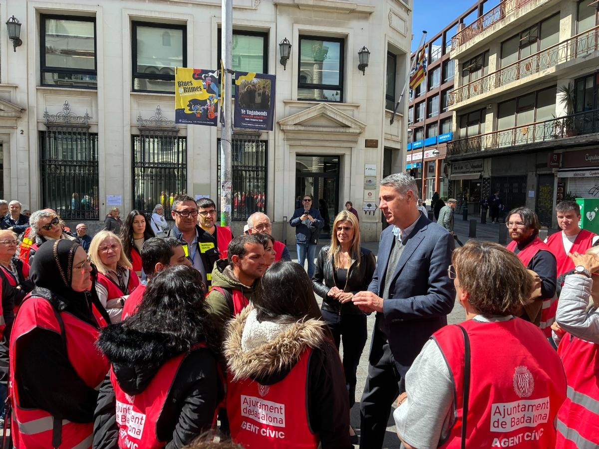 El alcalde Albiol y la concejala Agüera departen con el nuevo equipo de agentes cívicos en la plaza de la Vila de Badalona