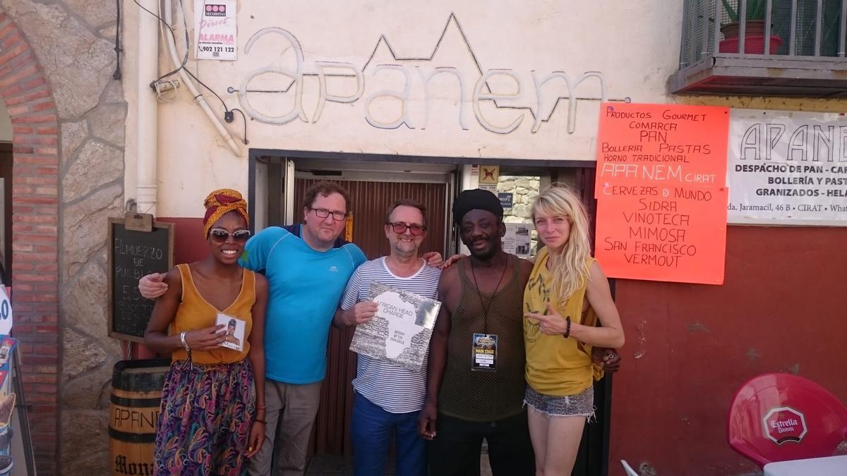 Juan Manuel Montolío (segundo por la izquierda, con la camiseta azul), junto con artistas de un festival, delante de su gastrobar en Cirat.