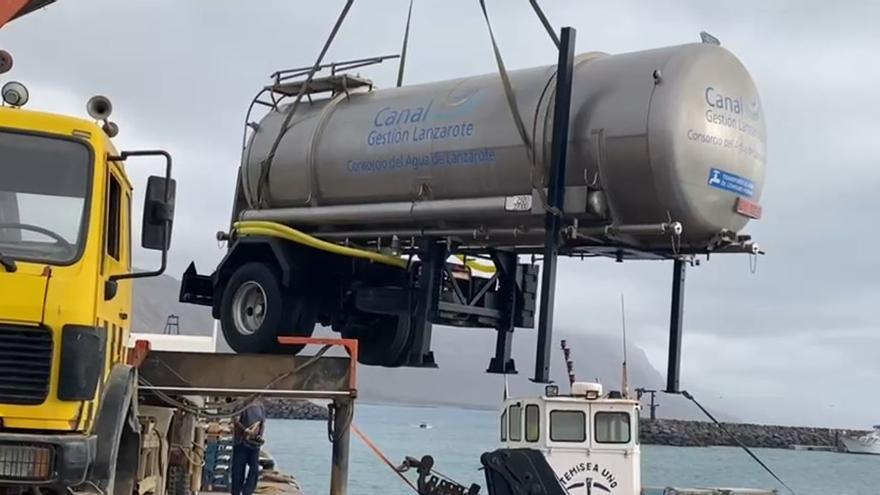 Preparativos para descargar la cisterna y la cuba de agua potable de Canal Gestión Lanzarote en La Graciosa