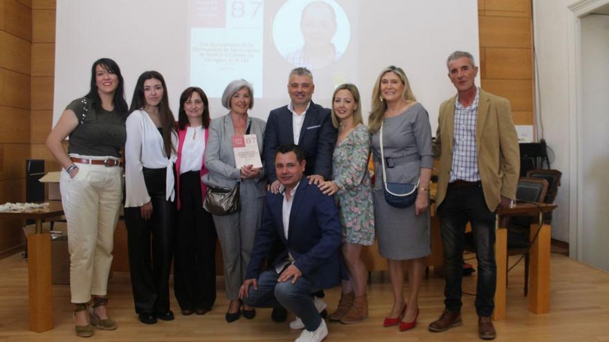 Colaboradores y amigos del escritor presentando el libro en el salón de actos del Ayuntamiento de Sobradiel | SERVICIO ESPECIAL