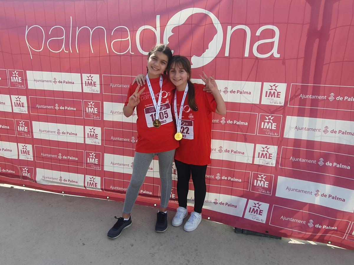 Mara Averaimo y Paula Palomares, ambas de 11 años, son amantes de las carreras y caminatas populares.