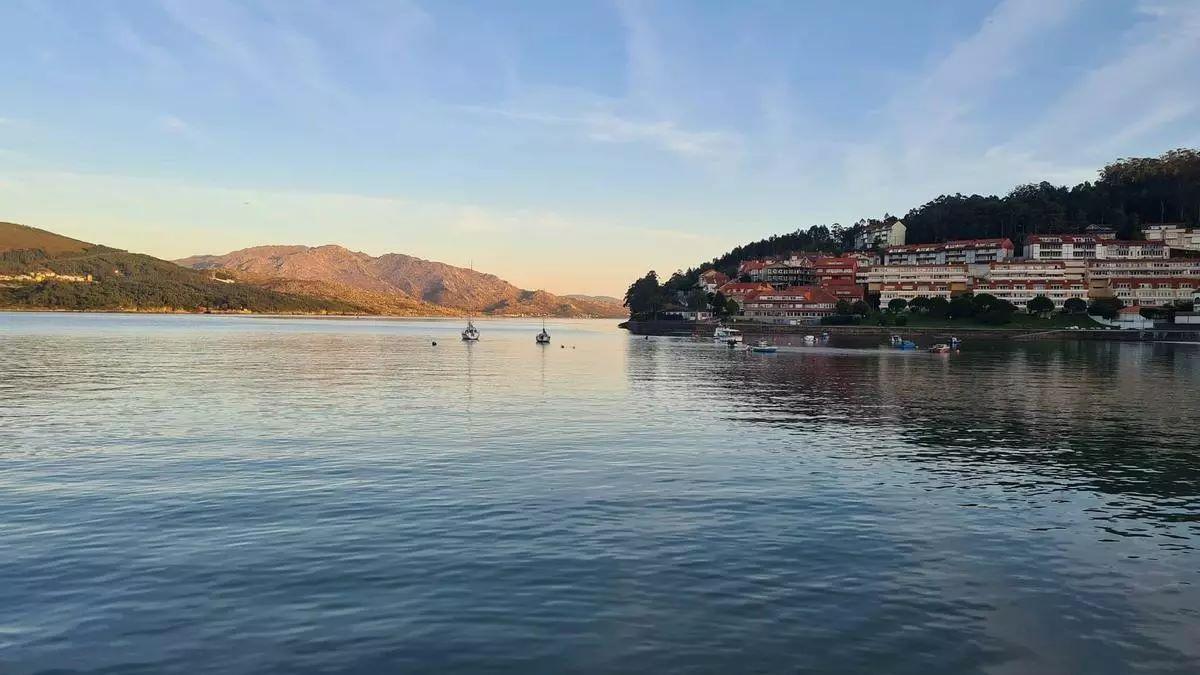 Este pueblo destaca por su arquitectura y la naturaleza que lo rodea.