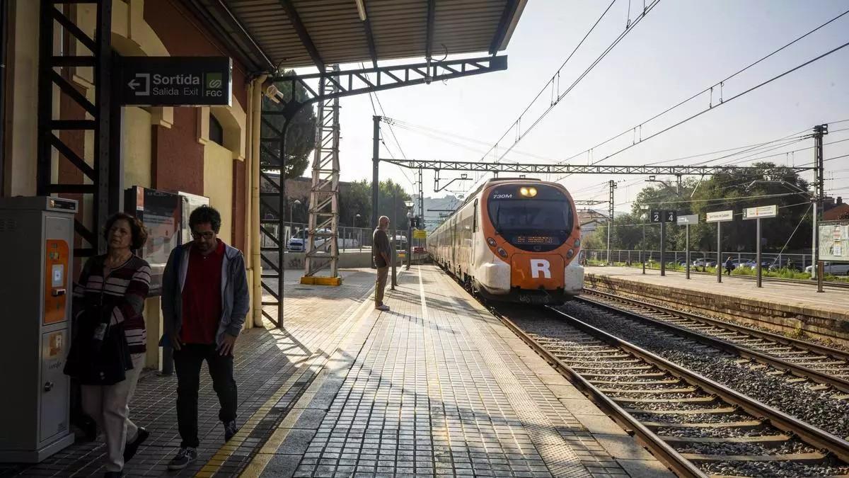 Un tren llegando a la estación de Renfe de Sant Vicenç de Castellet (Bages)