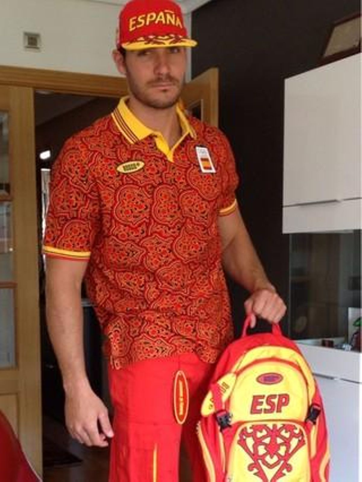 El piragüista Saúl Craviotto amb l’uniforme olímpic.