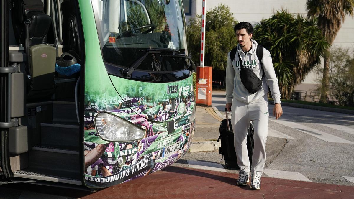 Nihad Djedovic se sube al autobús del club antes de un desplazamiento.