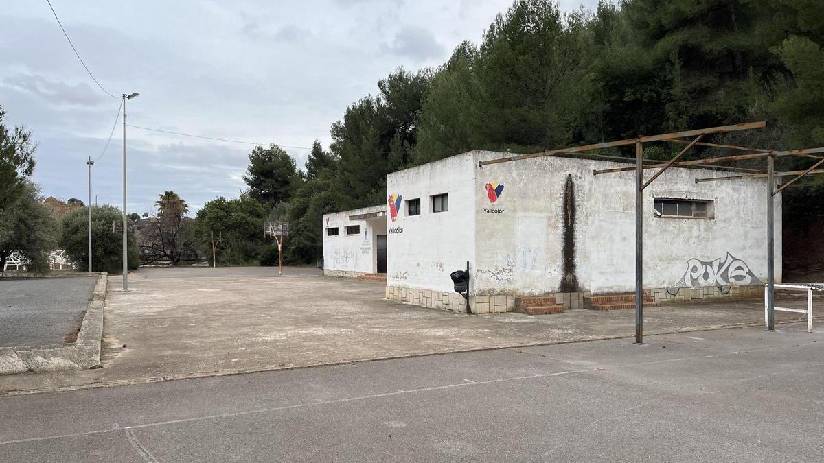 Las pistas deportivas abandonadas junto a la piscina estival serán utilizadas para completar el nuevo parque temático.