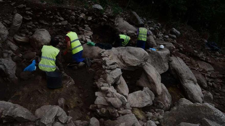 Los trabajos arqueológicos que se realizan en dos áreas del antiguo poblado castreño. // G. Núñez