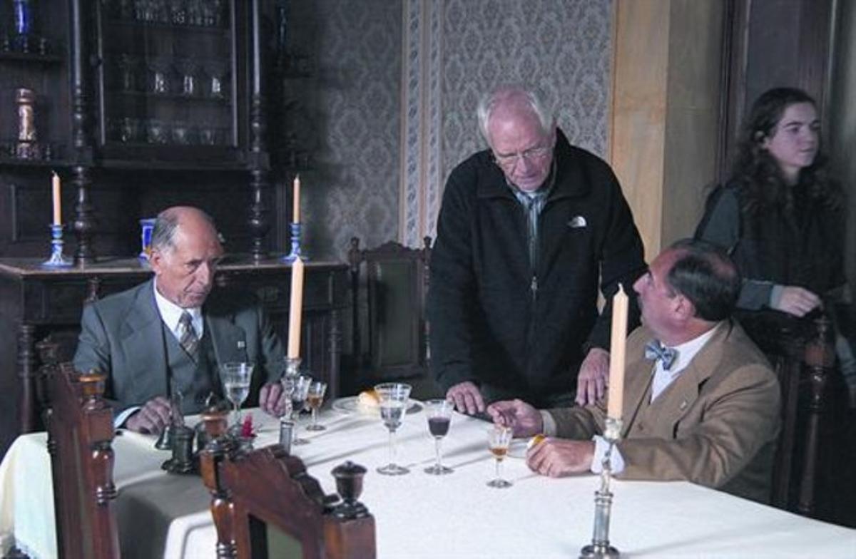 El director Lluís Maria Güell (centre), entre els actors Fermí Reixach i Toni Sevilla, en el rodatge de la minisèrie. El director Lluís Maria Güell (centre), entre els actors Fermí Reixach i Toni Sevilla, en el rodatge de la minisèrie.