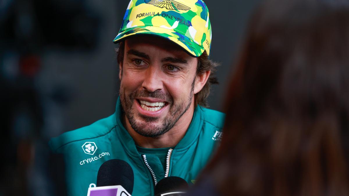 Fernando Alonso, atendiendo a periodistas en un Gran Premio.