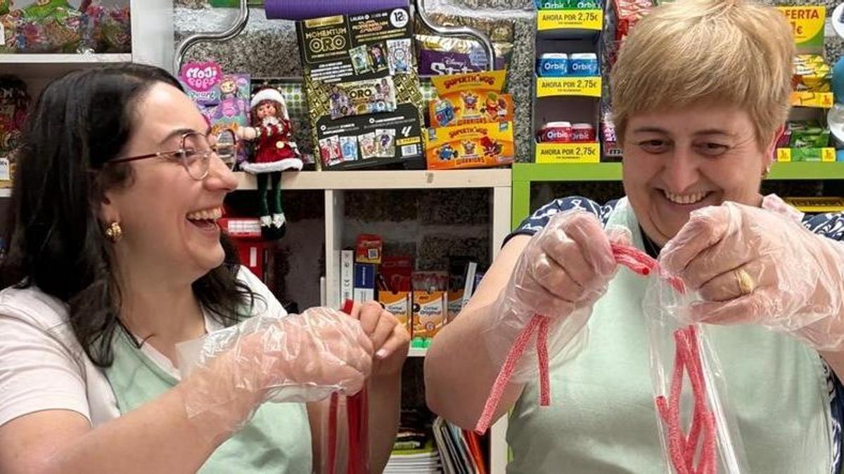 Sonia y su madre en la tienda de chucherías de Barrantes.