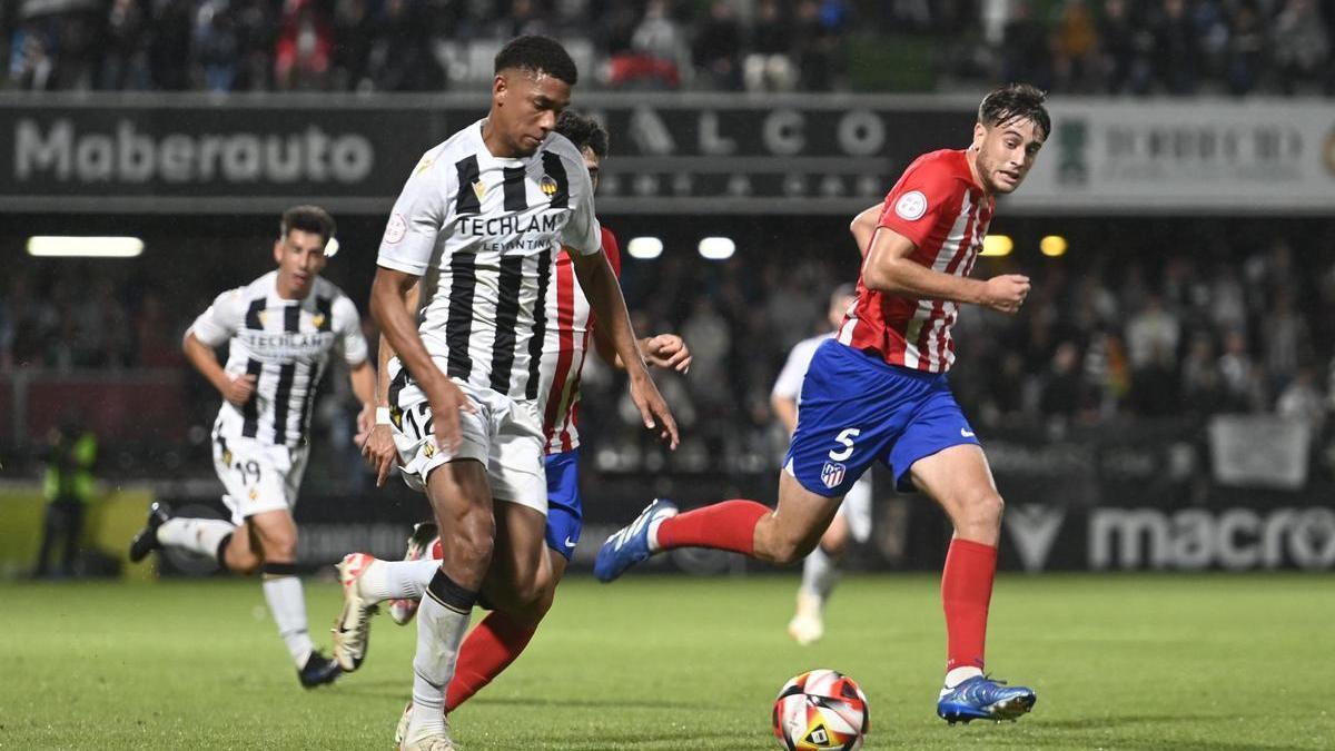 Kostis persigue a Chirino en un Castellón-Atlético B de Castalia, en 2023.