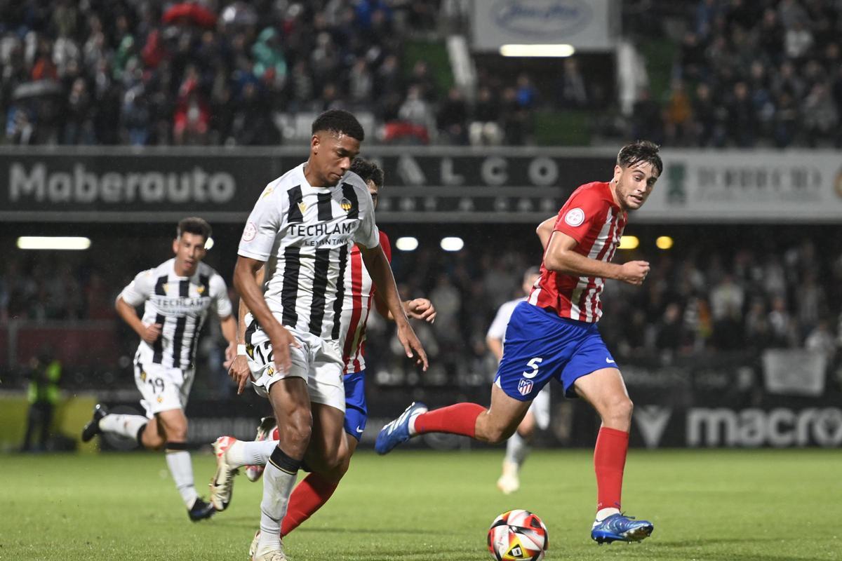 Kostis persigue a Chirino en un Castellón-Atlético B de Castalia, en 2023.