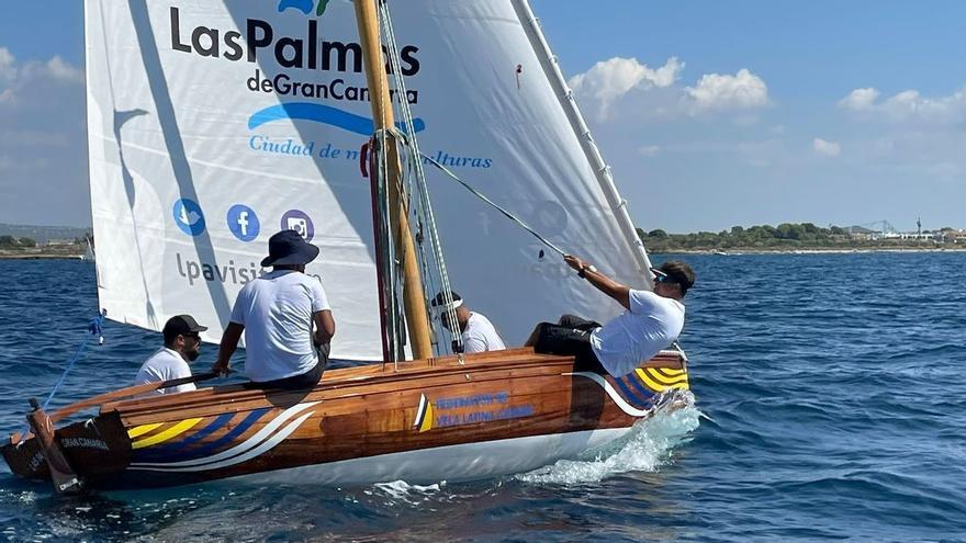 El bote de Vela Latina &#039;Las Palmas de Gran Canaria&#039; navega en Cádiz para promocionar el deporte y la ciudad en Andalucía