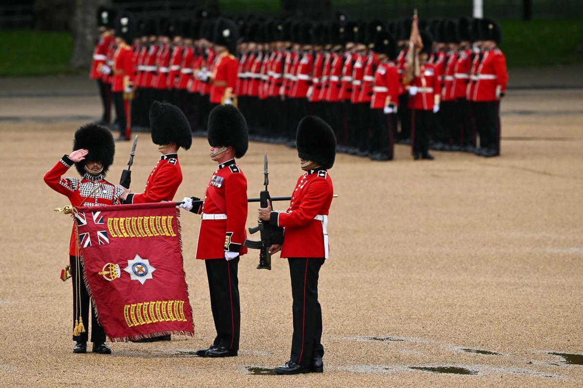 Irish Guards, a regiment of the Household Division Foot Guards, carry the new Colours on Horse Guards Parade for the Kings Birthday Parade, Trooping the Colour, in London on June 15, 2024. The ceremony of Trooping the Colour is believed to have first been performed during the reign of King Charles II. Since 1748, the Trooping of the Colour has marked the official birthday of the British Sovereign. Over 1500 parading soldiers and almost 300 horses take part in the event. (Photo by JUSTIN TALLIS / AFP)