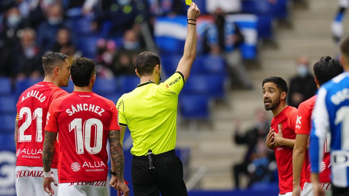 Jaume Costa vio la primera amarilla del partido y no podrá jugar frente al Getafe.