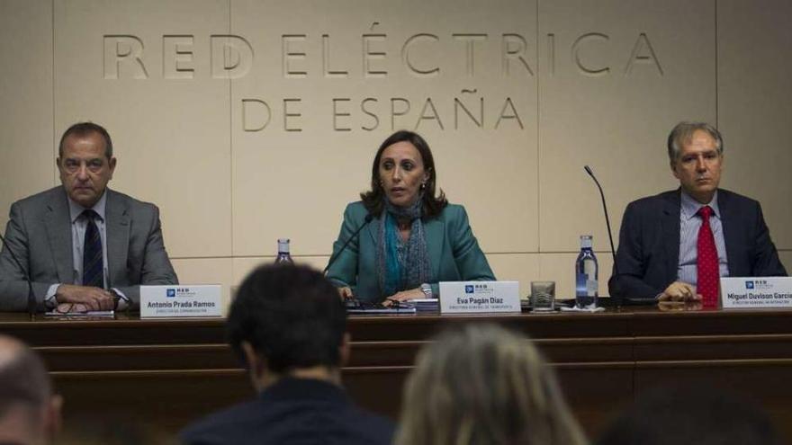 Antonio Prada, Eva Pagán y Miguel Duvison, de Red Eléctrica, ayer en rueda de prensa. // FdV