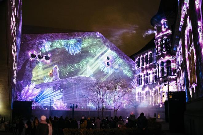 Impresionantes proyecciones adornan las calles y amenizan las noches navideñas