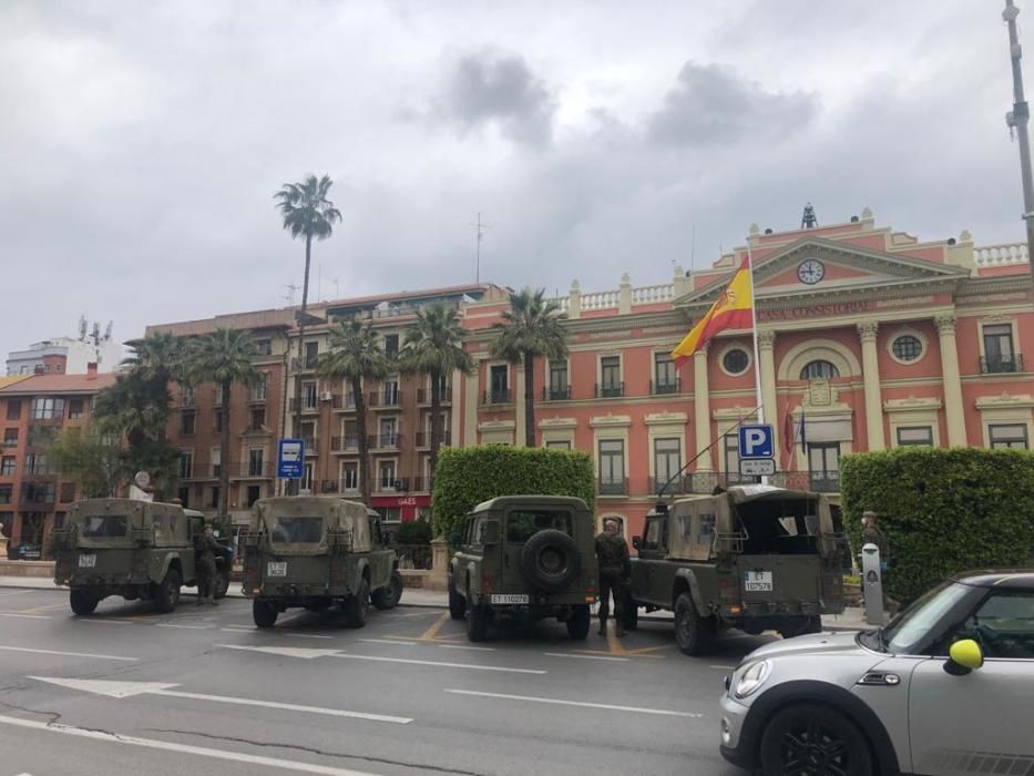 Soldados hacen mascarillas y vigilan Murcia.