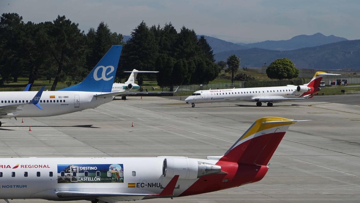 Dos aviones de Air Nostrum en el aeropuerto de Peinador durante este verano.