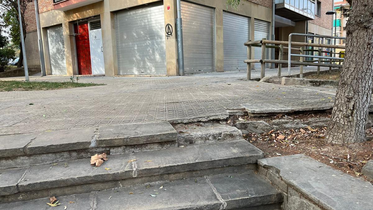 Una rajola trencada a l'escala que connecta la plaça de la Pau de Manresa amb la torre 3