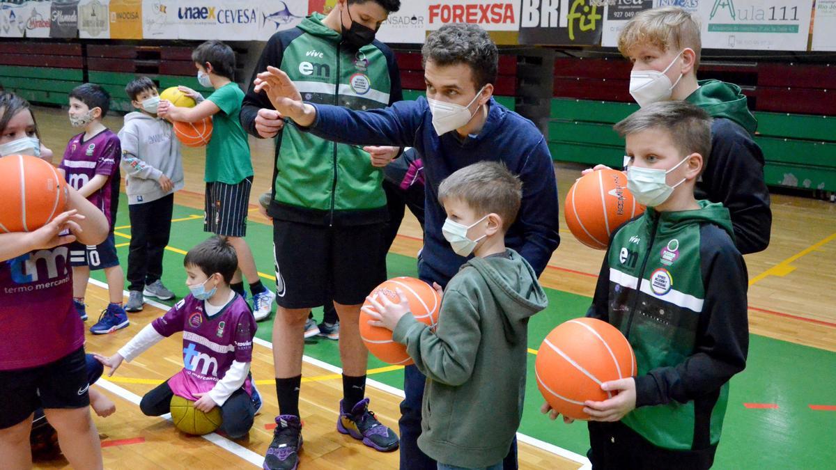 El hermano y primos de Maryan, en su primera clase en el club de baloncesto Plasencia-Ambroz.