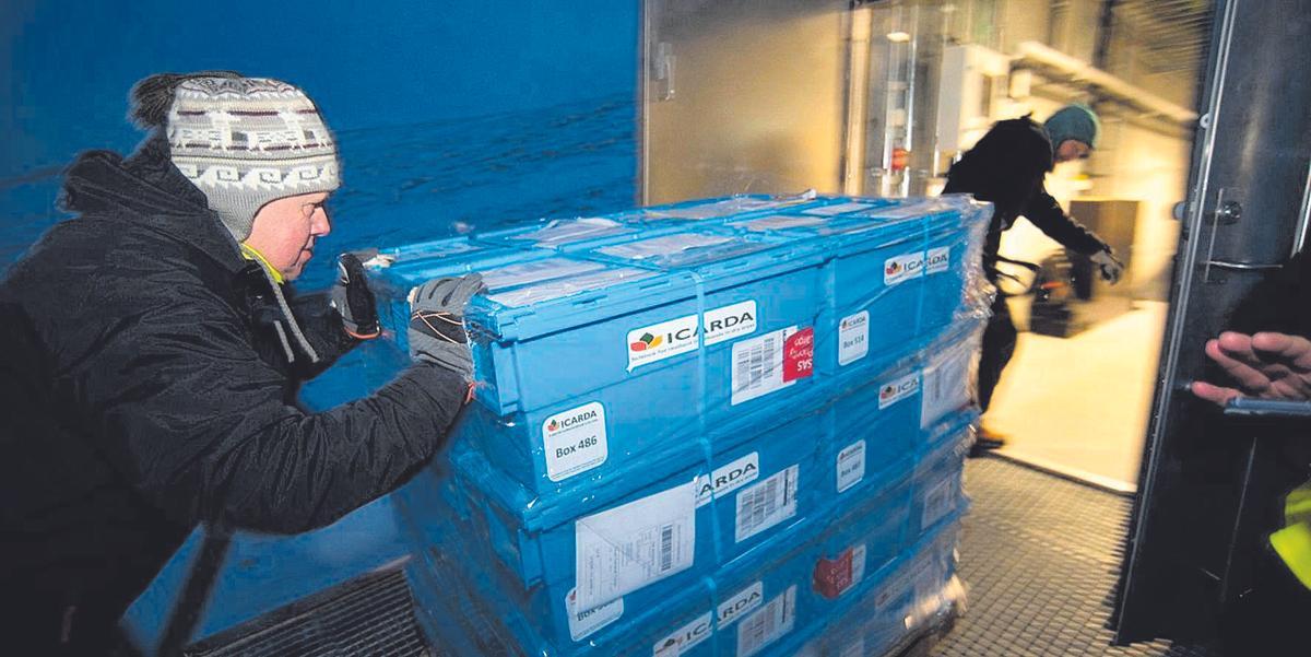 Operarios en el interior de laBóveda Global de Svalbard. NordGen Dos trabajadores introducen muestras de semillas en la Bóveda. Fito NordGen. ARTICO. CSIC. SEMILLAS DE 100 ESPECIES ESPAÑOLAS. BARCO MUNDIAL PARA LAS PLANTAS