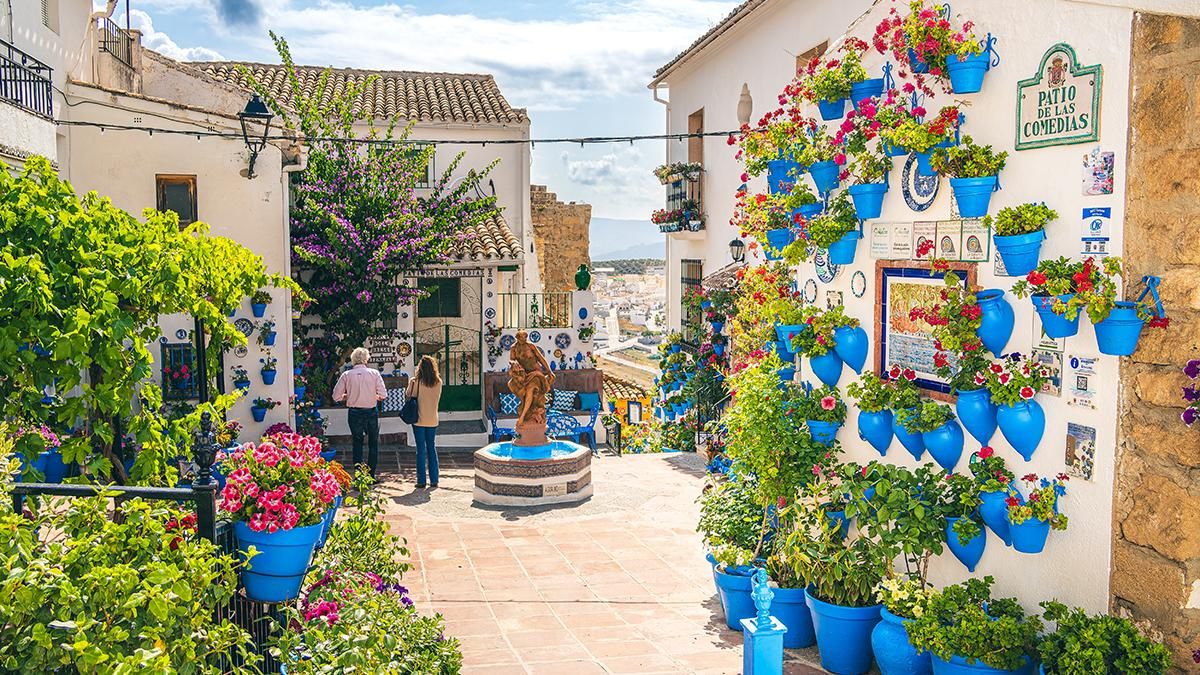 El Patio de las Comedias, con sus icónicas macetas azules y flores multicolor, es el rincón más fotografiado de Iznájar